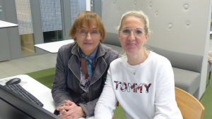 Arbetspsykolog Päivi Junttila och sakkunniga Annette Ruuhonen möter arbetstagare vars utbrändhet övergått i depression. Två kvinnor sitter i varsin stol bakom en dator.