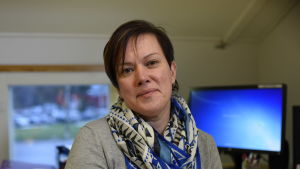 När hemvården lägger märke till svårigheter att sköta ekonomiska ärenden, kontaktas socialarbetare, säger Siv Frostdahl-Blomqvist. kvinna med scarf sitter framför dator
