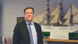 Gustavs kommundirektör Veijo Katara. Kommundirektör Veijo Katara i mörk kostym och slips.