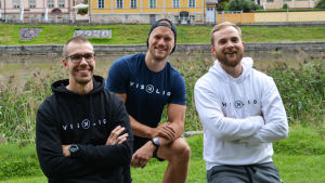 En framtidsdröm för Okko Ukkola, Johan Kaurila och Joel Karlsson är att öppna en affär i Gamla stan i Borgå. De sitter på en bänk och skrattar. Borgå med domkyrkan i bakgrunden.