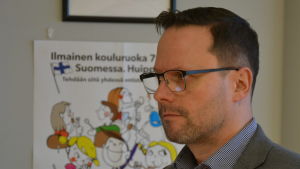 Saku Lehtiö beskrev projektet med renoveringsåtgärder. Saku Lehtiö, en man med mörkt hår, glasögon och skäggstubb, är styrekonom för Åbos fastigheter.