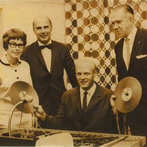 Inbandning av det första programmet. Programchef Birgitta Pakarinen, programdirektör Christoffer Schildt, tekniker Stig Malmberg och regionchef Enzio Sevón i Borgåstudion den 1 september 1967. Birgitta Pakarinen, Christoffer Schildt, Stig Malmberg och Enzio Sevón i Yles Borgåstudio den 1.9.1967.