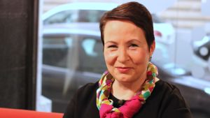 Suvi-Anne Siimes har hoppat mellan de politiska lägren. Hon har varit riksdagsledamot, minister och ordförande för Vänsterförbundet, men har på senare år stött samlingspartistiska kandidater. I år valdes hon in i den marknadsliberala Libera-stiftelsens styrelse. suvi-anne siimes