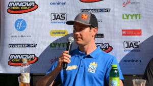 Juho Rantalaiho under ett pressinfo inför frisbeegolf-FM. Juho Rantalaiho, tävlingsansvarig för frisbeegolf-FM 2016.