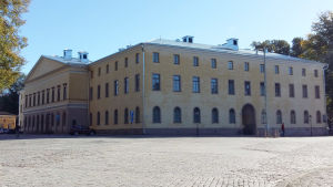 Akademihuset med Åbo hovrätt. Ett stort gammalt gult stenhus med ett stenlagt torg framför..