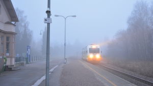 Tåg och buss till Nickby är framtidens melodi. Rälsbussen anländer till Ekenäs station.