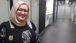 Man måste kunna skratta åt sina misstag. I synnerhet då de är så här roliga, säger Tiina Isotalus. Tiiina Isotalus.