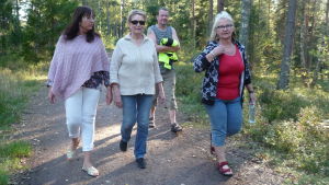 Här är de- Charlies änglar eller Soffpotatisgänget 2016 Synnöve Lindholm, Karin Svahnström, Mirja Koponen och hennes man Arto ute på promenad längs en spånbana i karis