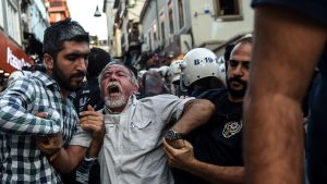 Polisen griper demonstranter i Istanbul som marscherat till stöd för arbetarna vid den nya flygplatsen. Demonstration till stöd för protesterande arbetare vid Istanbuls nya flygplats.