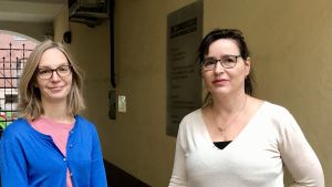 Emma Lunabba och Tamara Bergqvist väntar sig att flera än vanligt tar kontakt med Helsingforsmissionen den här julen. Emma Lunabba och Tamara Bergqvist på innergård.