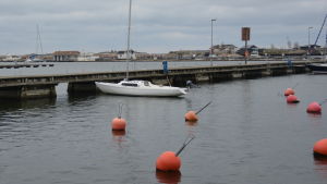 Östra hamnen i Hangö vaknar till liv igen inom en snar framtid. Höstbild av ensam segelbåt i Östra hamnen i Hangö.