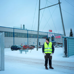 Lakkovahti seisoo Oulun tehtaan portilla. 