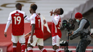 Arsenal är bara nia i Premier League men skulle garanteras en permanent plats. Arsenals spelare firar.