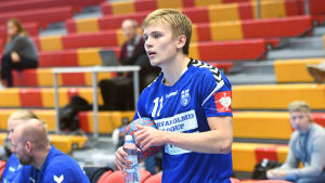 Handbollslandslagets Benjamin Helander dricker vatten före VM-kvalmatchen mot Cypern.