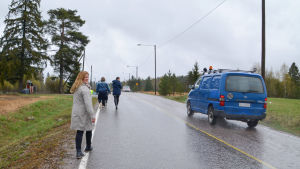 Cian Breens mamma Linda Nic Oireachtaigh vill att pojken berättar att han kommit fram till busshållplatsen varje morgon. personer går längs smal väg