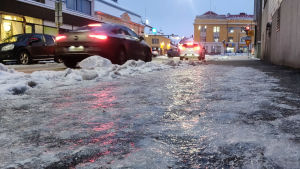 Runebergsgatan i Borgå var delvis riktigt hal på tisdagen. En isig gata i Borgå en vinterkväll.