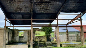 Den gamla gränsstationen mellan irländska Monaghan och nordirländska Armagh. Stationen sattes i brand under slutet av konflikten. I dag är gränsen helt obevakad. Den gamla gränsstationen mellan irländska Monaghan och nordirländska Armagh. Stationen sattes i brand under slutet av konflikten och står kvar som ett gammalt utbränt skelett.