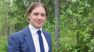 Martti Ahto är Roman Rotenbergs rådgivare och sitter i styrelsen för Långvik Capital, bolaget som äger fastigheten och driver hotellet. Martti Ahto sitter i styrelsen för Långvik Capital och är Roman Rotenbergs rådgivare. Här vill de bygga Selännehallen.