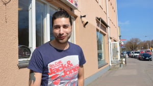 Visst känns det obehagligt men skadegörelsen hör till undantagen, säger Tamer som tycker att de flesta kunder är mycket trevliga. Tomer El Olimy utanför pizzeria i Pargas som utsatts för skadegörelse.