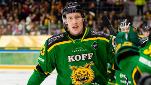 Lassi Thomson gjorde två mål i ligapremiären. Den 18-årige ishockeyspelaren Lassi Thomson ses på isen med sina lagkamrater.