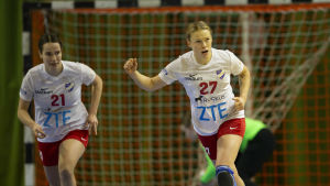 Johanna Hilli och Ella Holopainen knep klart sina platser i All Star-laget. HIFK:s Johanna Hilli jublar efter att hon gjort ett mål i cupsemifinalen mot Dicken-