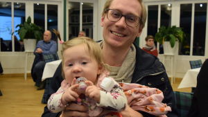 Saga Hägerstedt och hennes pappa Esbjörn (som också är rektor för Karis-Billnäs gymnasium) är båda mer eller mindre intresserade av planeringen av det nya skolcentret i Svartå. I går (12.2) deltog de båda i informationskvällen om skolplanerna i Svartå. Esbjörn Hägerstedt med dottern Saga i famnen.