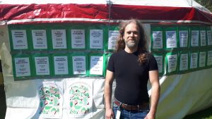 Jonatan Fogelholm utanför festivaltältet. fe verksamhetsledare Jonatan Fogelholm utanför festivaltältet, 2019.