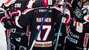 JYP knep tionde segern för säsongen på TPS bekostnad. JYP jublar efter mål.
