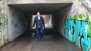 Marcus Rosenlund matkalla entiseen kouluunsa. Marcus Rosenlund on alikäytävätunnelissa matkalla vanhaan kouluunsa, Granhultin kouluun