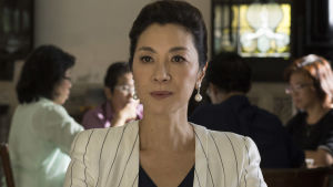 Cool som få. Michelle Yeoh är bekant från bland annat "Crouching Tiger, Hidden Dragon" (2000). Nicks strama mamma spänner blicken i kameran.