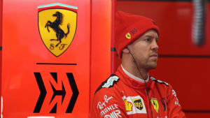 Sebastian Vettel ser butter ut i Ferraris depå.