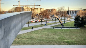 Minnesmärket "Bruten linje" i Tallinn. Vid foten av märket finns namnet på alla dödsoffer i en de värsta fartygsolyckorna någonsin. Minnesmärket "Bruten linje" i Tallinn. Vid foten av märket finns namnet på alla dödsoffer i en de värsta civila fartygsolyckorna i historien.