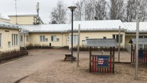 Portängens daghem. Det regnar igen. Tur, tycker barnen. Daghem och lekställning.
