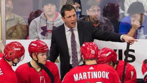 Rod Brind'Amour ger direktiv åt sina spelare. Rod Brind'Amour ger direktiv åt sina spelare.