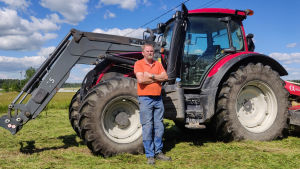 Stefan Widlund är nöjd med att arbetet kommit i gång. En man står bredvid en traktor på en åker.