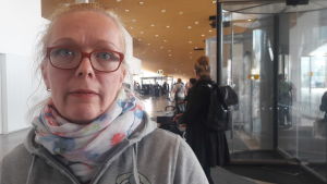 Sanna Kalajanniska är verksamhetsledare vid föreningen för anhöriga till offer för brott mot liv. Sanna Kalajanniska i centrumbiblioteket Ode.