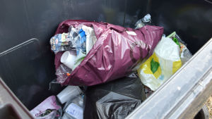 Hyresgästerna kan sortera plasten på egen gård i stället för att föra plasten till en ekopunkt med plaståtervinningskärl. plastpåsar i soptunna