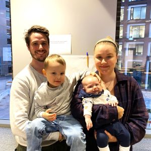 Familj med pappa, mamma och två barn.
