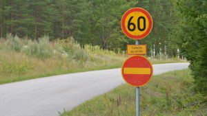 Hur har man tänkt här? undrar byborna. Man får köra 60 men det är inte långt härifrån till en stängd järnvägsövergång. Och vilka tomter får man köra till? Trafikmärken. Ett hastighetsbegränsningsmärke med 60, ett stoppmärke och info om att man får köra till tomterna.