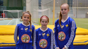 Ylva Klockars, Tilde Horttana och Ellen Storgård tycker det är skönt att få spela en turnering i hemtrakterna. Ylva Klockars, Tilde Horttana och Ellen Storgård på Winter Cup i Botniahallen.