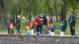 I somras ordnade ortsbor en fiskedag för de syriska familjerna i Pargas. Det finns många hjälpande händer