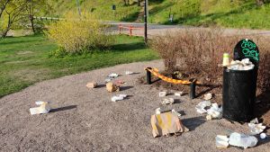 Överfullt sopkärl invid kanonen vid gamla bron i Borgå. Överfullt sopkärl på västra åstranden i Borgå 25.05.20