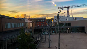 Konstfabriken får också allt mer med publikbesök. Konstfabriken och solnedgång.
