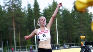 Camilla Richardsson jublar efter målgången i Lapinlahti. Camilla Richardsson jublar efter målgången i Lapinlahti.