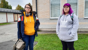 Fanny Ollas och Siiri Kanervisto upplever inte att de går miste om någonting även om de började sina yrkesstudier mitt under coronaepidemin. Två unga kvinnor står på en skolgård.