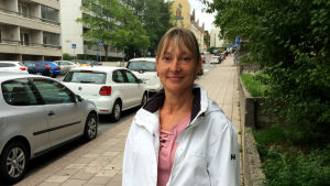Linda Snickars pendlar till Åbo men kommer inte att använda expressturen. Linda Snickars står vid Klostergatan i Åbo.