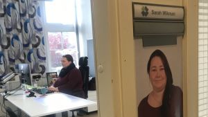 Sarah Wikman tycker att attityderna mot arbetslösa är ganska hårda. “Folk ser ner på arbetslösa och tycker att de är lata, fastän de arbetslösa själva inte vill något annat än ha ett jobb”, säger Wikman. Sarah Wikman jobbar framför datorn.
