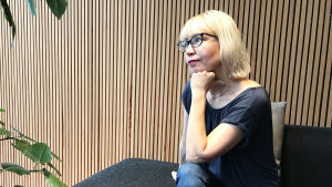 Författaren Katja Tikka har fördjupat sig i prostitutionens historia i Helsingfors. Katja Tikka sitter och tittar ut genom fönstret.