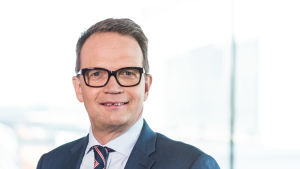 Velipekka Nummikoski för ofta Veikkaus talan. Velipekka Nummikoski ler.