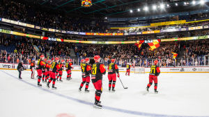 Fredagskvällen i Helsingfors var ljuvlig för Jokerits supportrar. Jokerit firar en seger.